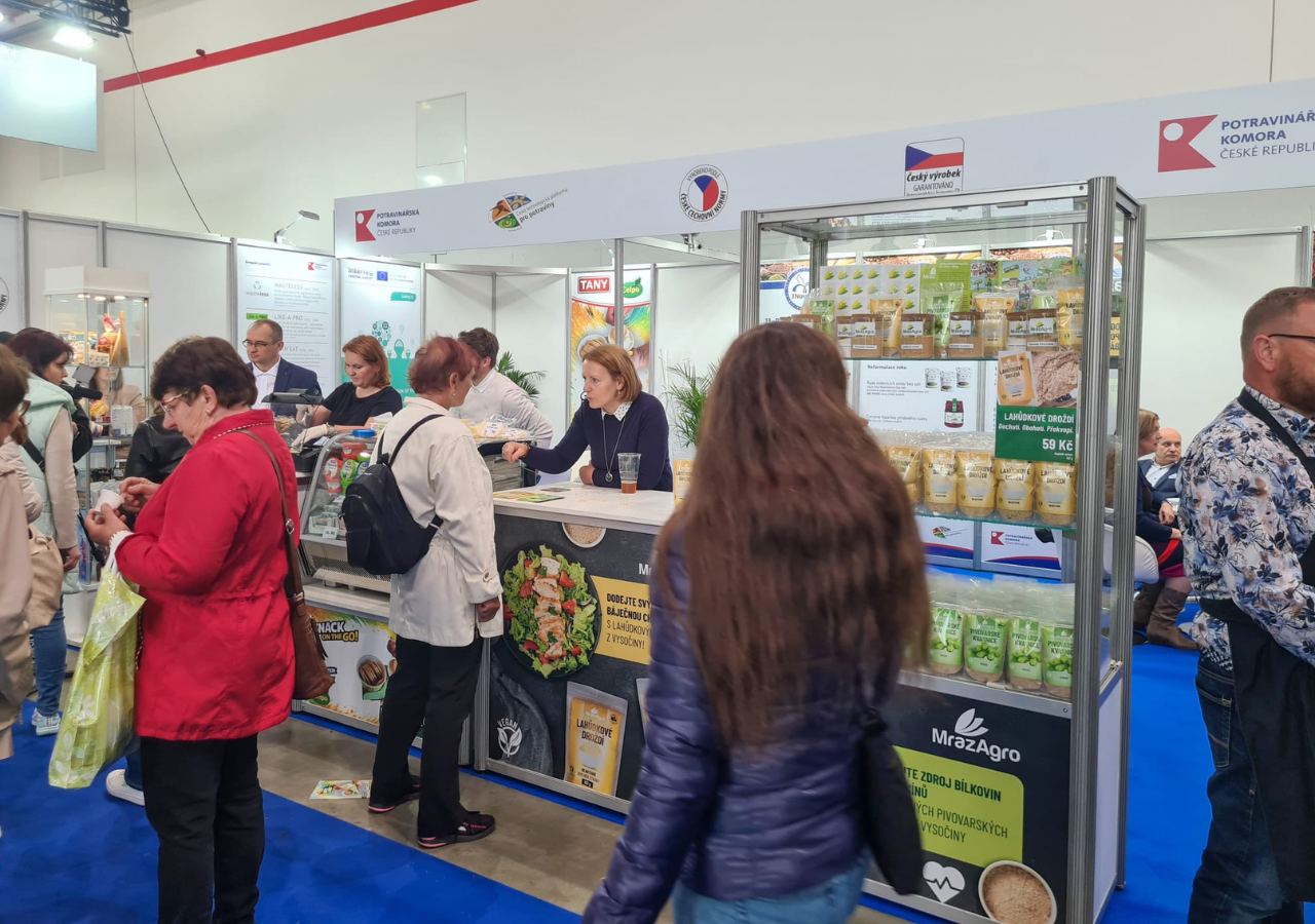 V Českých Budějovicích začala potravinářská přehlídka Czech Food Expo. Výrobci potravin na ní představili kvalitní české produkty a upozornili na nadměrnou unijní byrokracii 